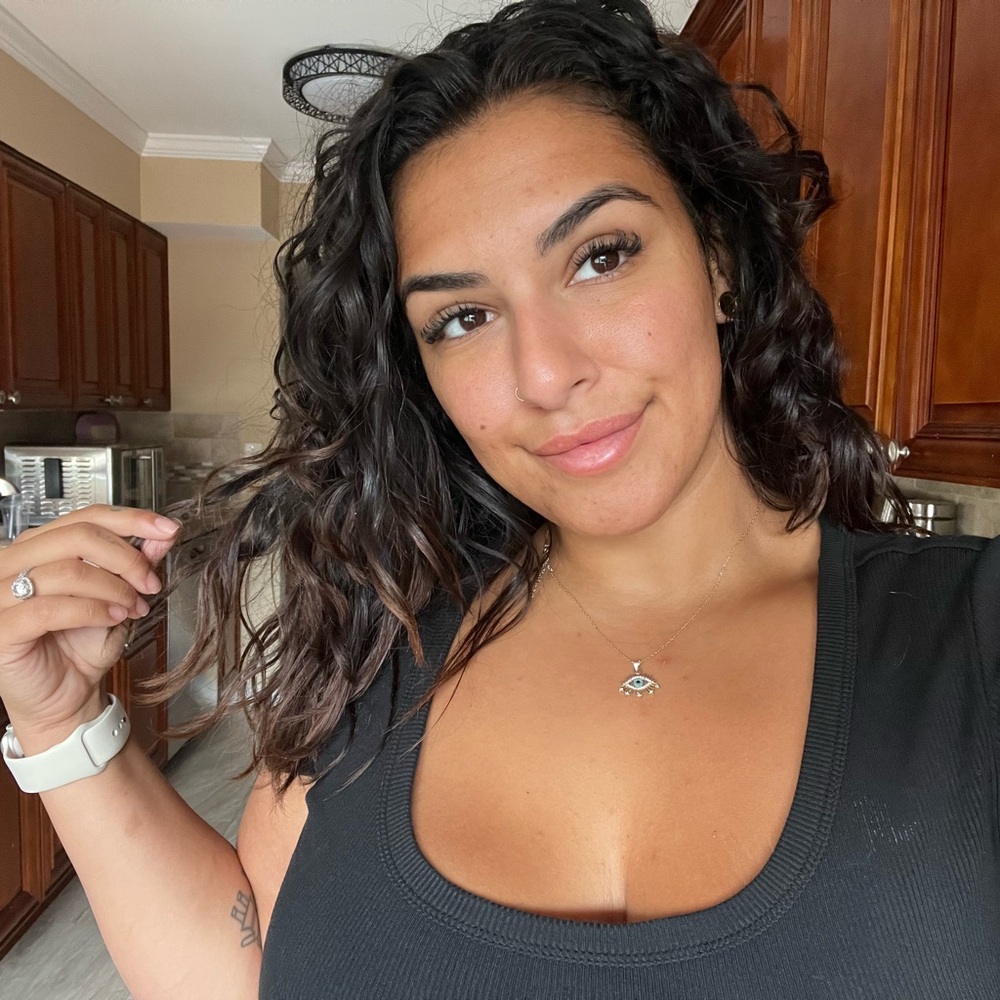 Meet your Posher, Larissa